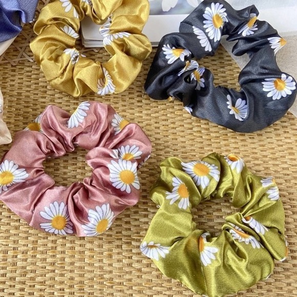 Set of 4 Dainty Daisy Flower Shiny Scrunchies - Picture 2 of 8